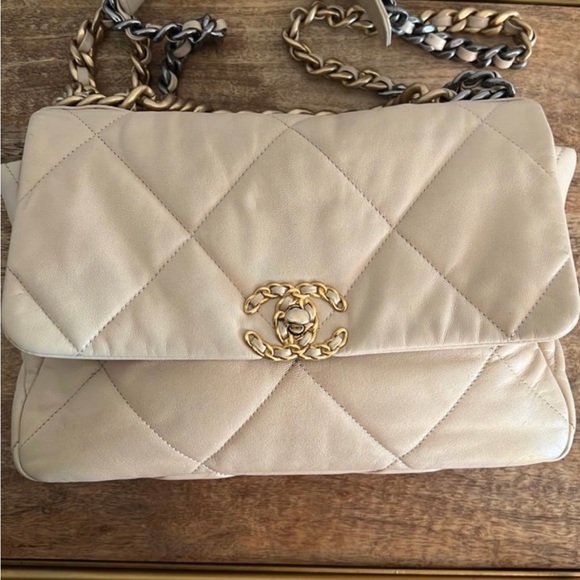 Chanel 19 Large Goatskin - Picture 6 of 8